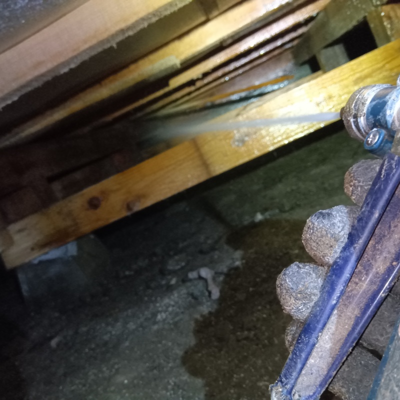 床下木材にシロアリ駆除剤を散布