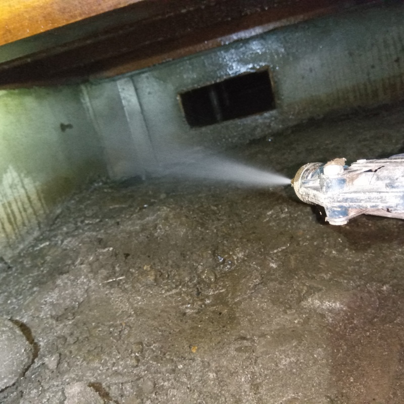 地面にシロアリ駆除剤を散布