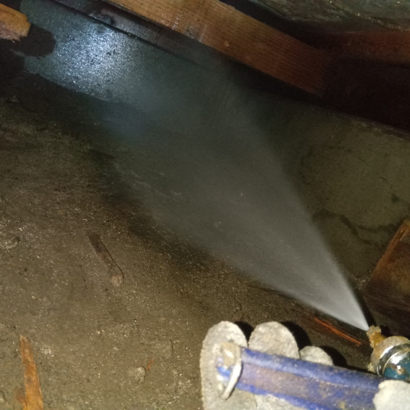 基礎にシロアリ駆除剤を散布