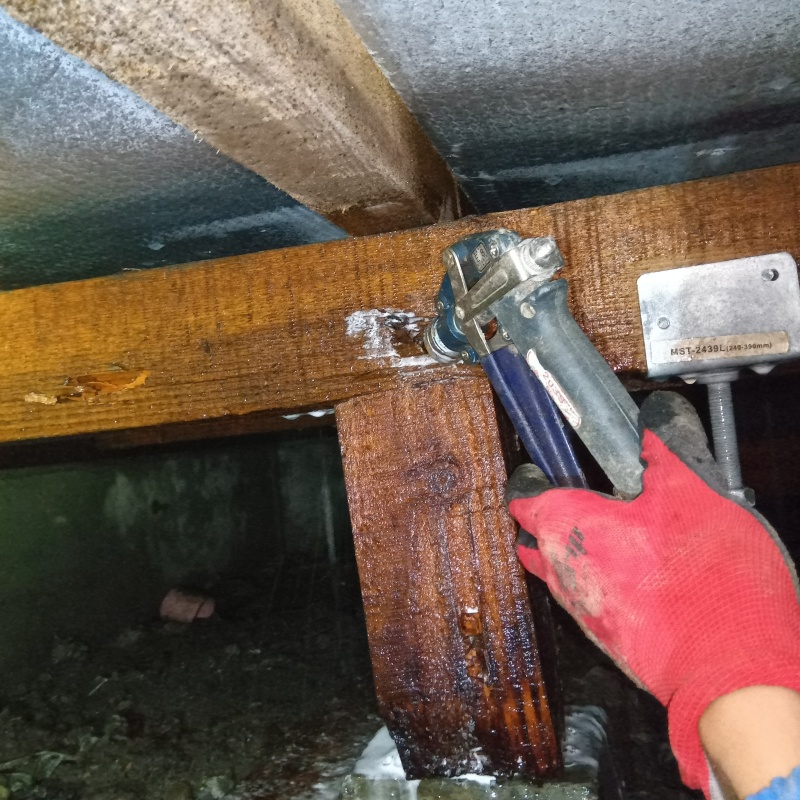 床下木材に穴を開けてシロアリ駆除剤を注入