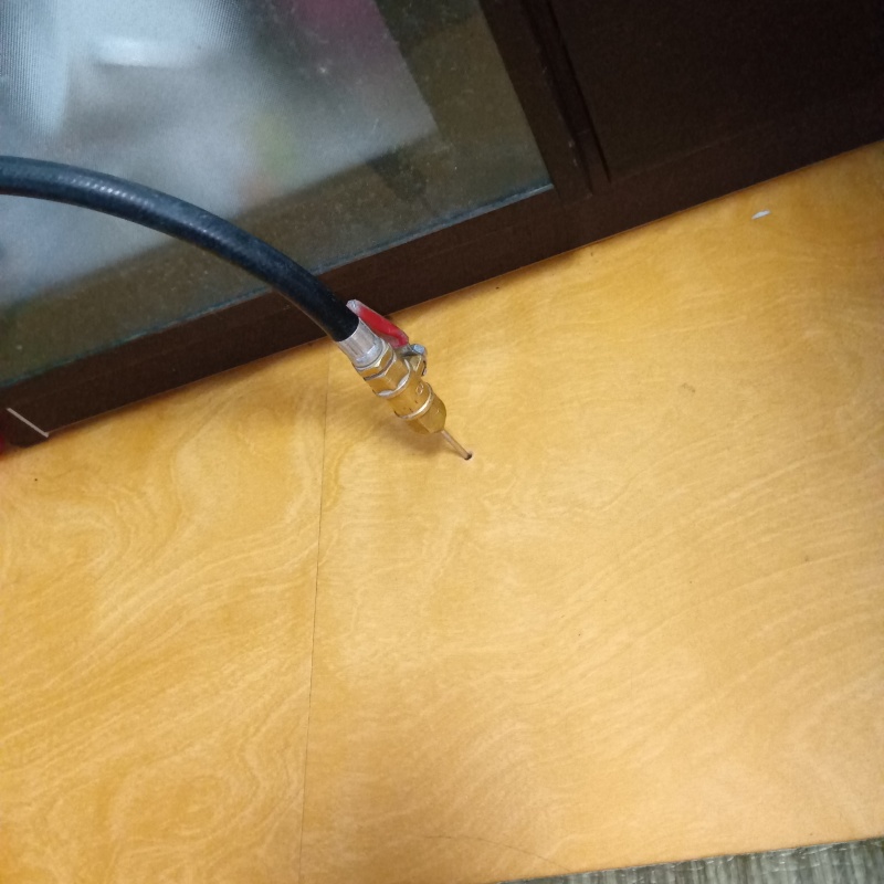 フローリングに穴を開けてシロアリ駆除剤を注入