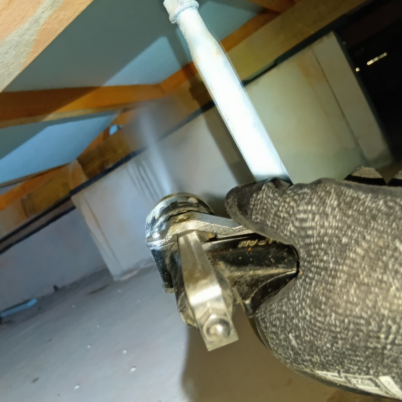 床下断熱材にシロアリ駆除剤を散布