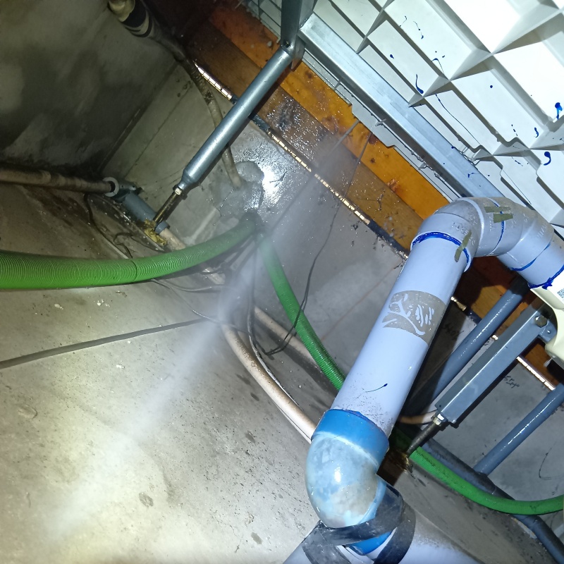 床下木材にシロアリ駆除剤を散布