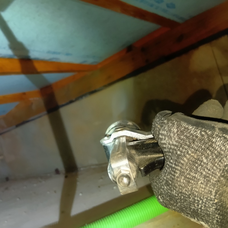 基礎にシロアリ駆除剤を散布