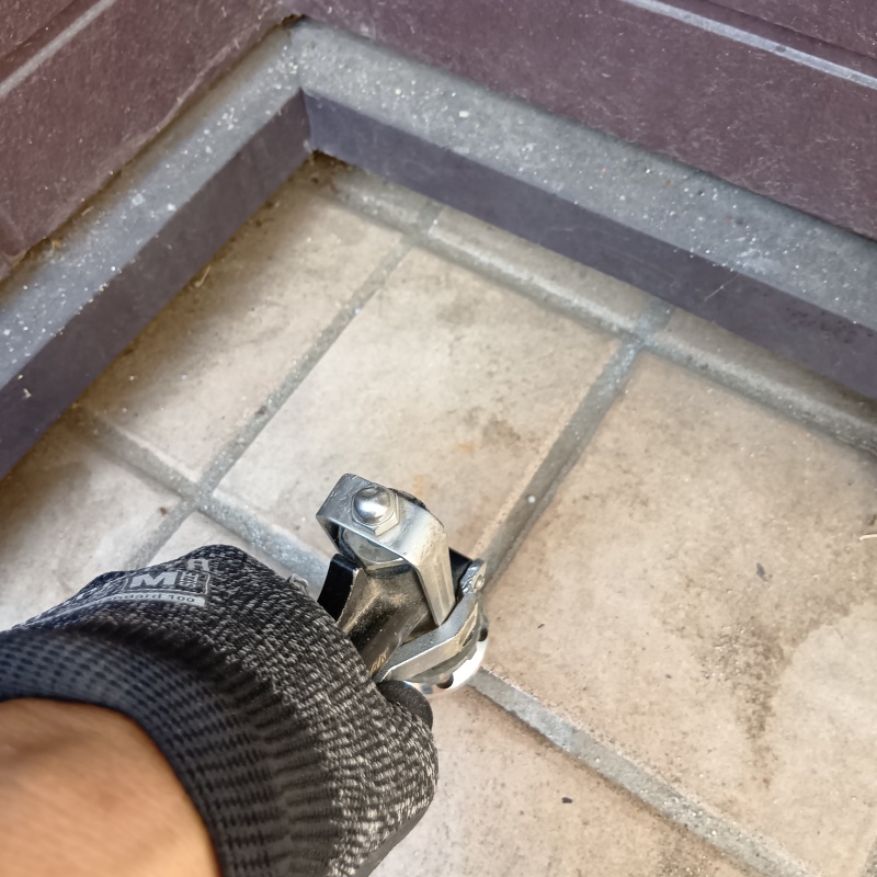 玄関床に穴を開けてシロアリ駆除剤を注入