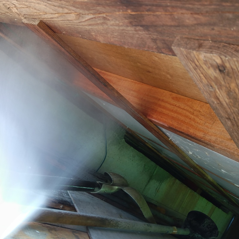 床下木材にシロアリ駆除剤を散布