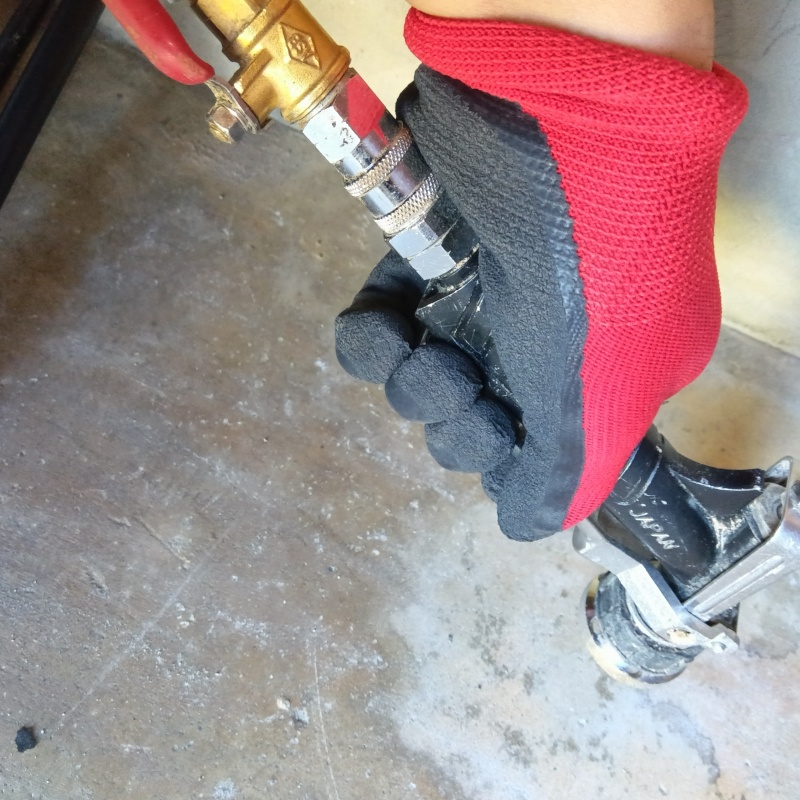 コンクリートに穴を開けてシロアリ駆除剤を注入