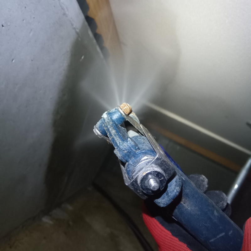 床下木材に防蟻剤を散布