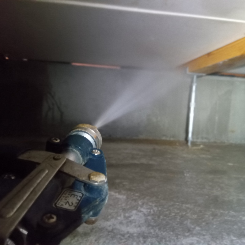 床下断熱材に防蟻剤を散布