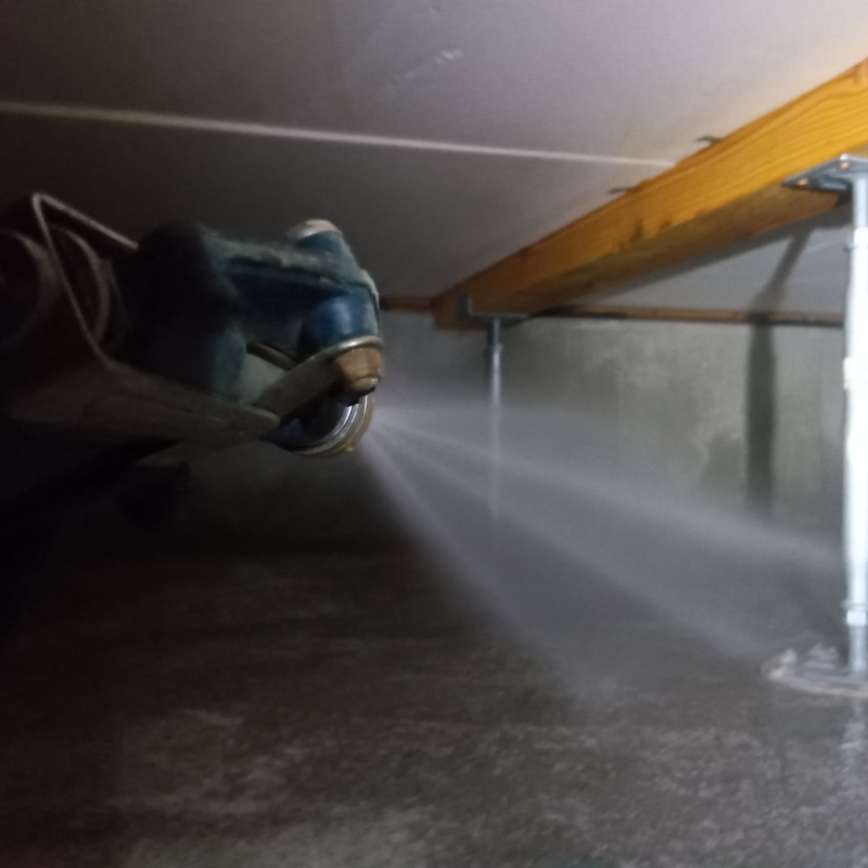 地面に防蟻剤を散布