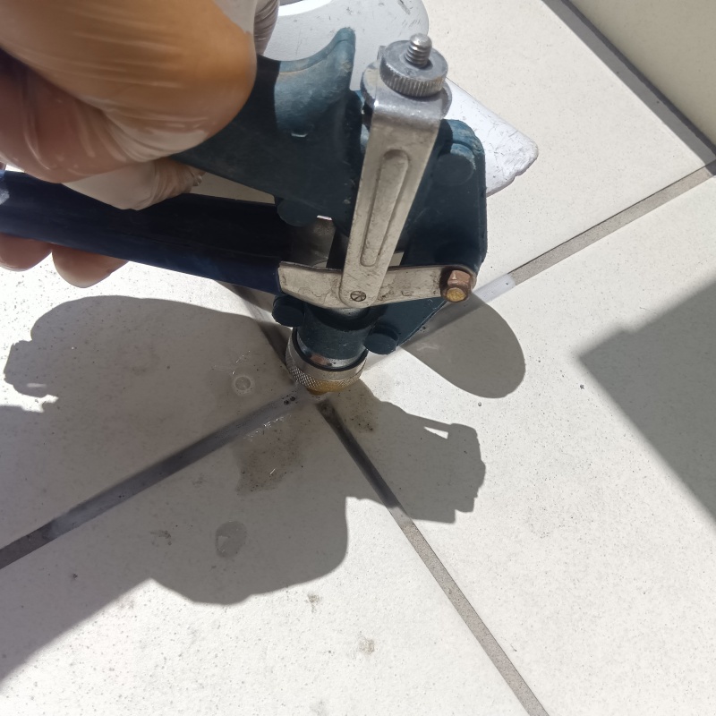 玄関床に穴を開けて防蟻剤を注入