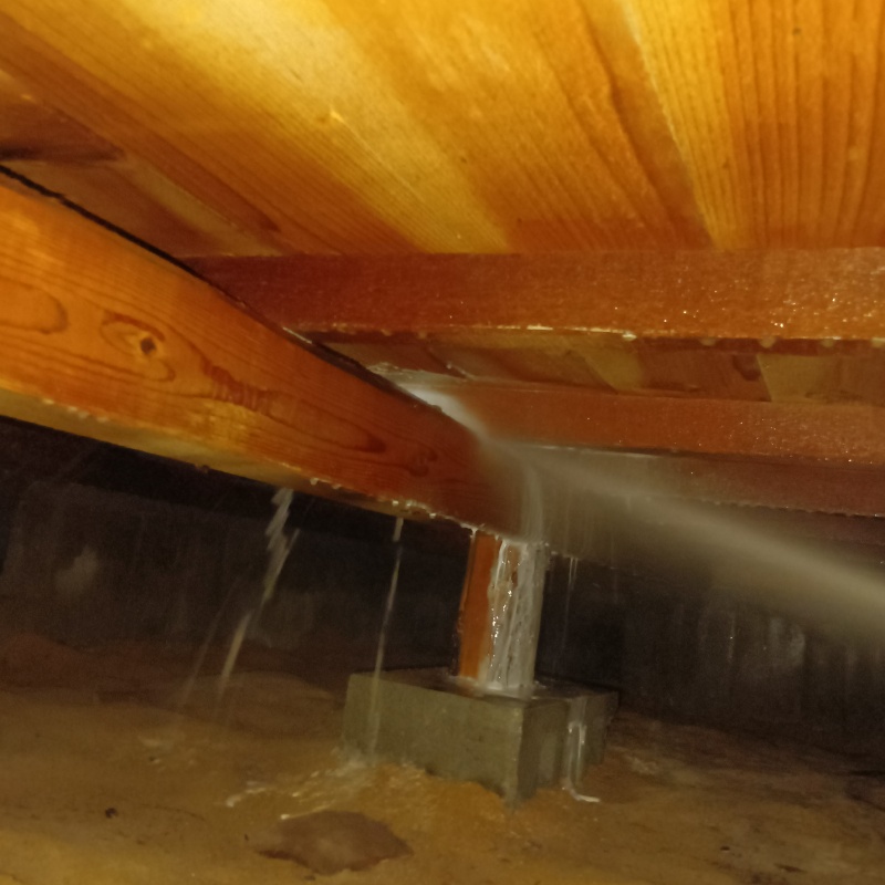 床下木材に防蟻剤を散布