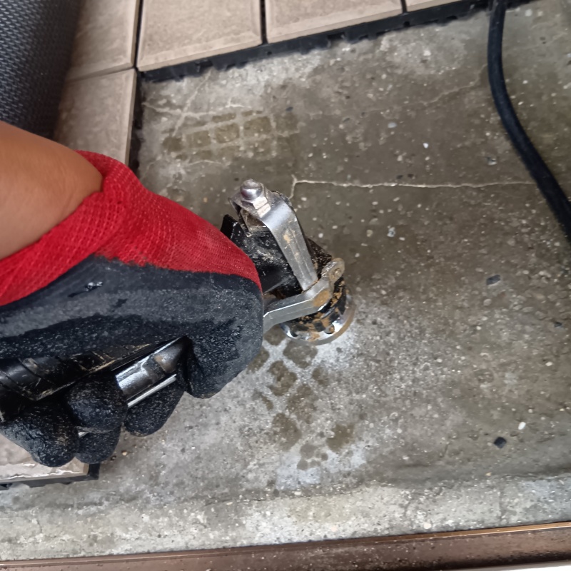 コンクリートに穴を開けて防蟻剤を注入