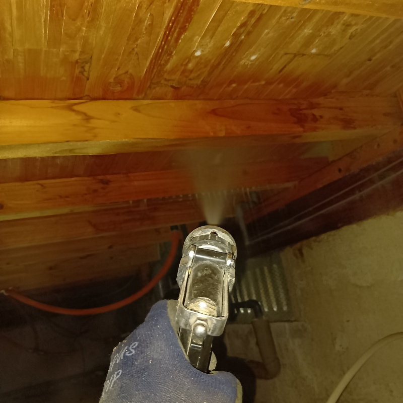 床下木材に防蟻剤を散布