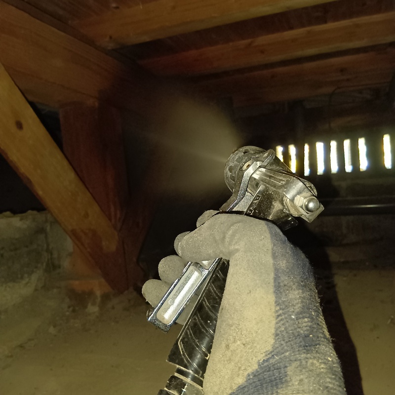 床下木材に防蟻剤を散布