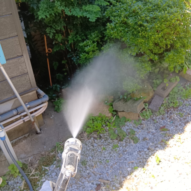 建物外周の土壌に防蟻剤を散布