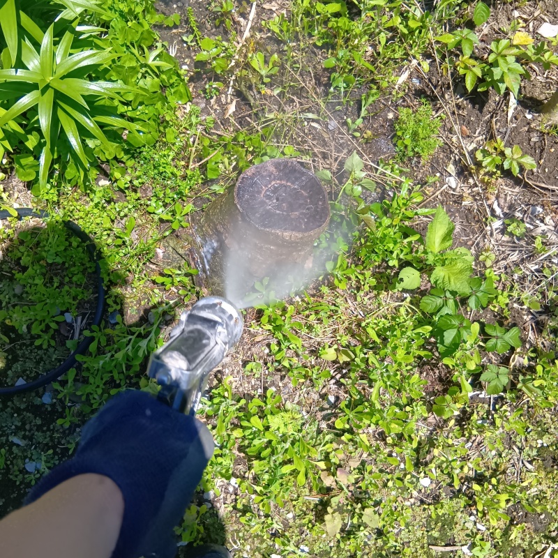 建物外周の土壌に防蟻剤を散布