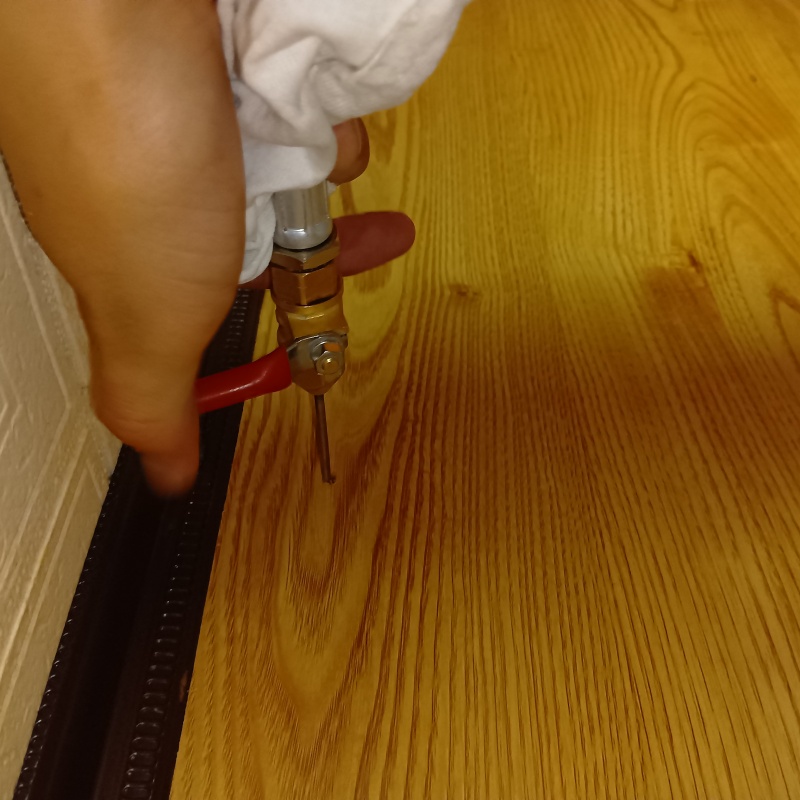 フローリングに穴を開けて防蟻剤を注入