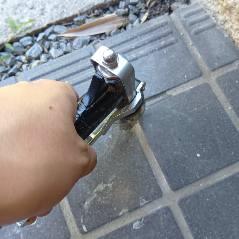 玄関床の目地から防蟻剤を注入