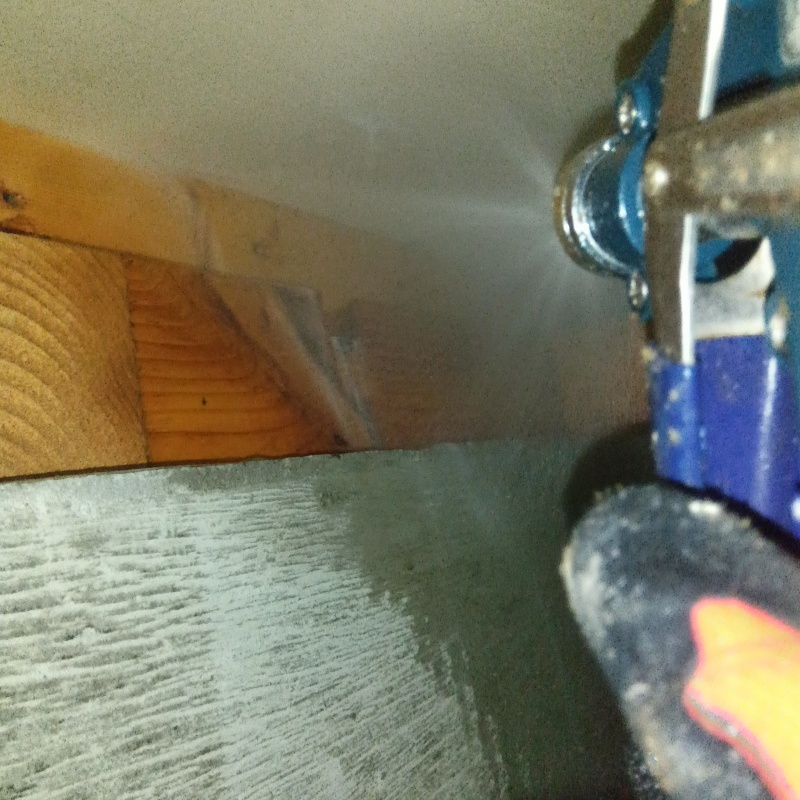 床下木材に防蟻剤を散布