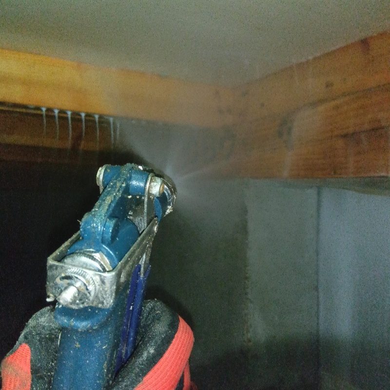 床下断熱材に防蟻剤を散布