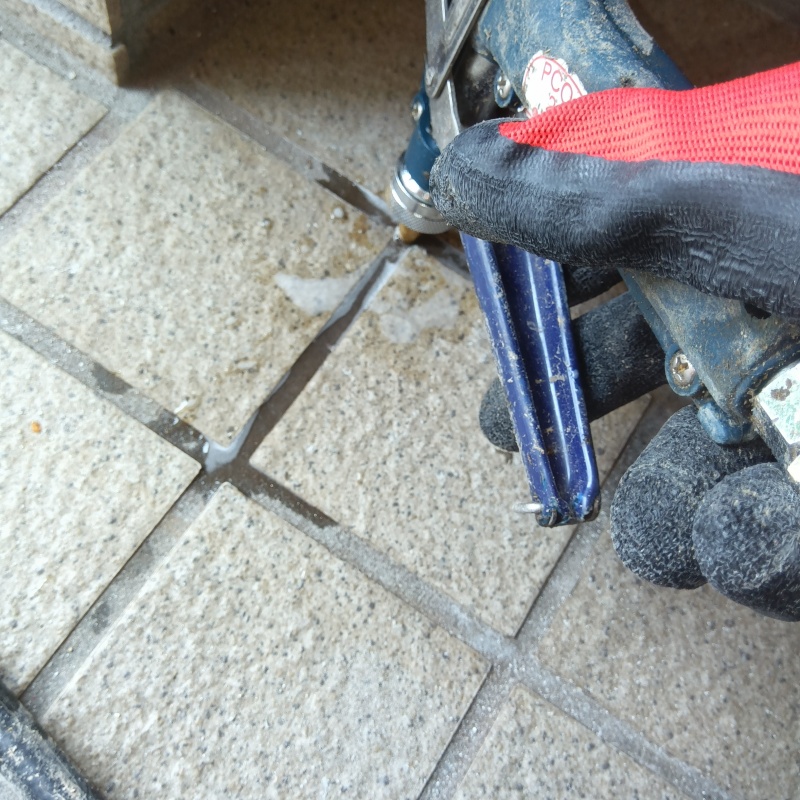 玄関床に穴を開けて防蟻剤を注入