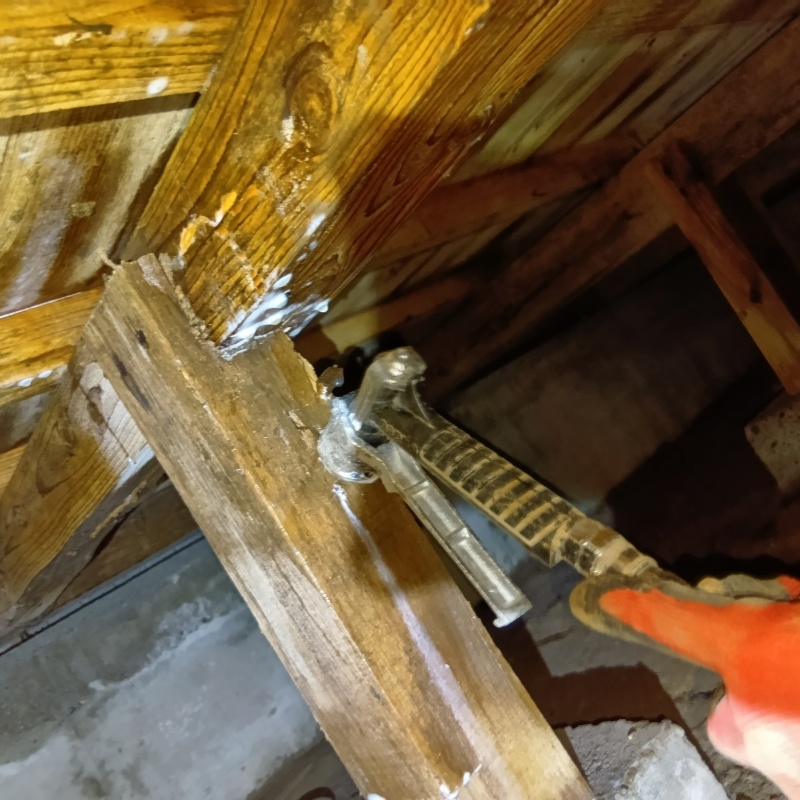 床下木材にシロアリ駆除剤を散布