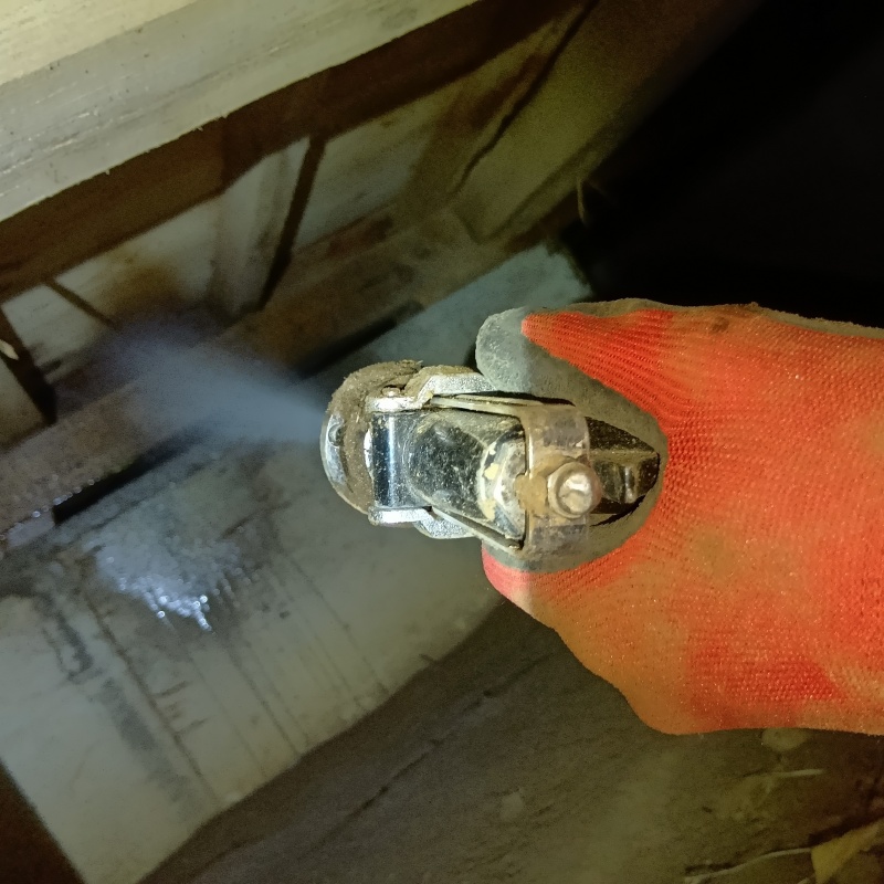 床下木材にシロアリ駆除剤を散布