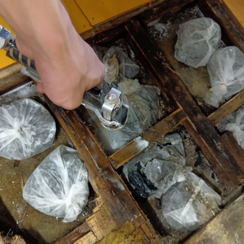 地面にシロアリ駆除剤を散布