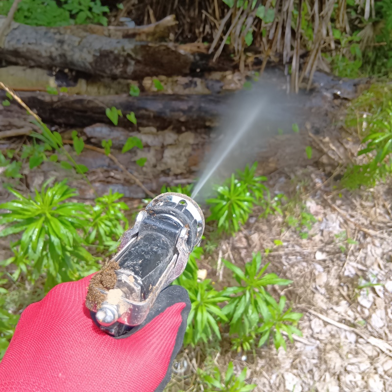 建物外周の土壌にシロアリ駆除剤を散布