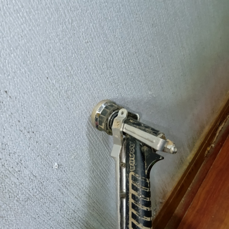 壁材に穴を開けてシロアリ駆除剤を注入