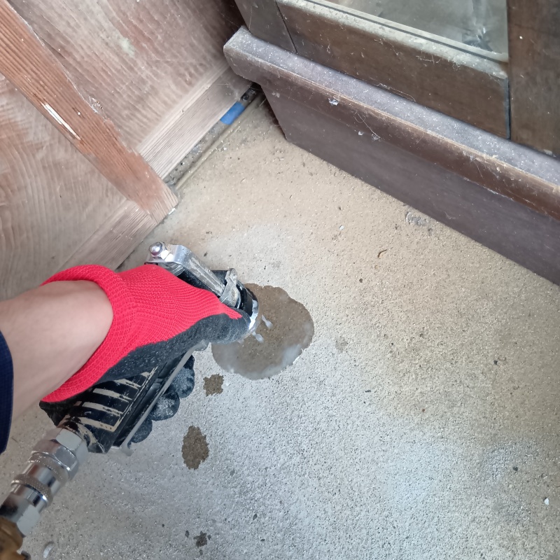 コンクリートに穴を開けてシロアリ駆除剤を注入