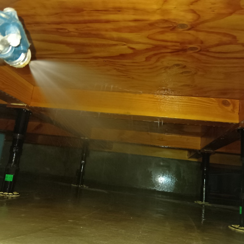 床下木材に防蟻剤を散布