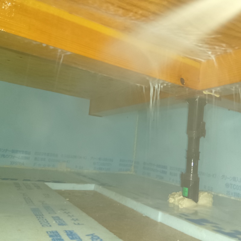 床下木材に防蟻剤を散布