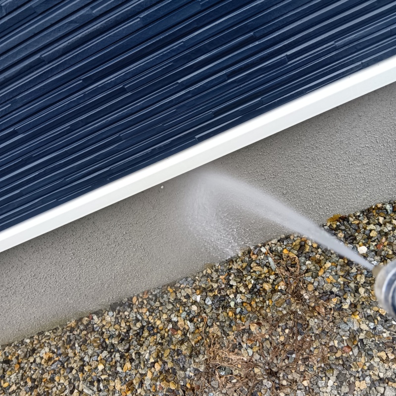 基礎まわりに防蟻剤を散布