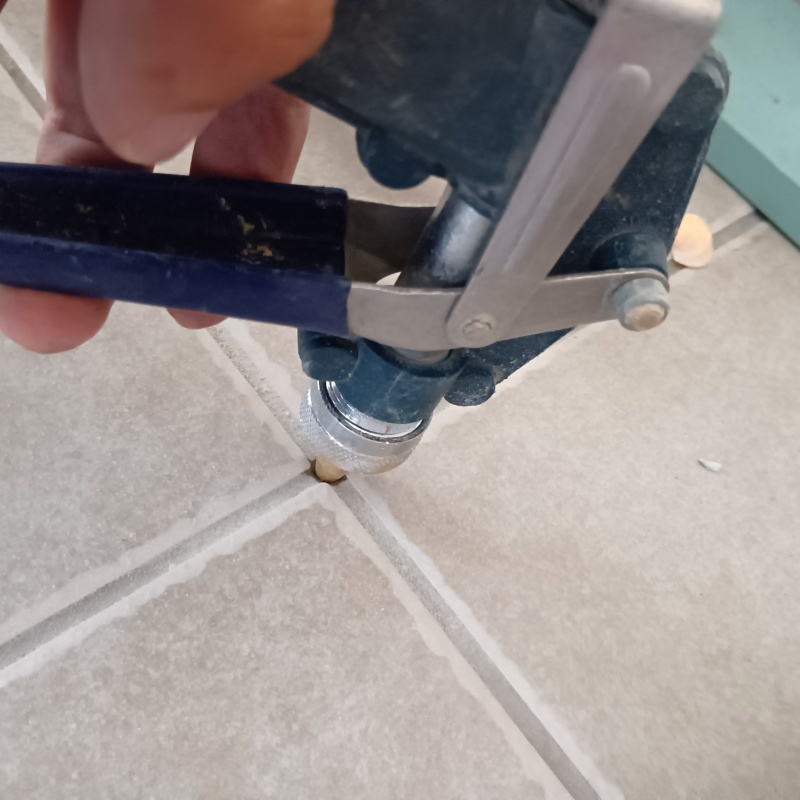 玄関床の目地から防蟻剤を注入