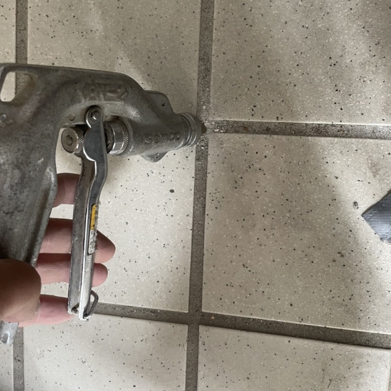 玄関の床に防蟻剤を注入する様子