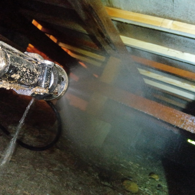 床下の木材にシロアリ駆除剤を散布する様子