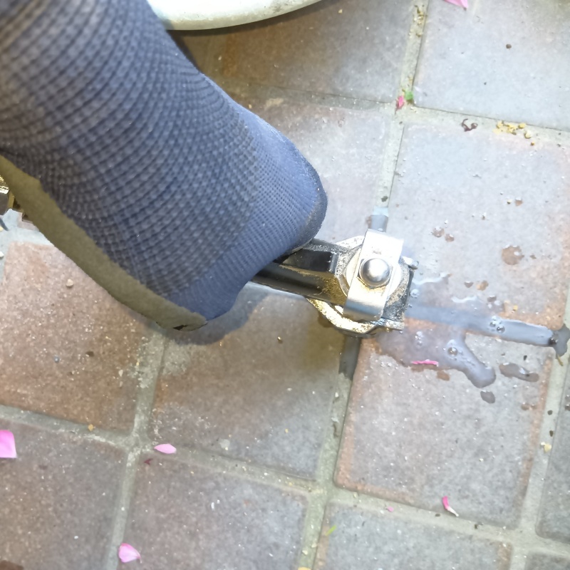 玄関の床にシロアリ駆除剤を注入する様子