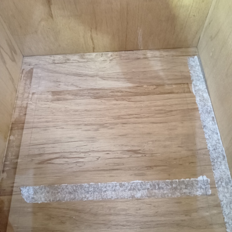 床下点検口を作成する様子