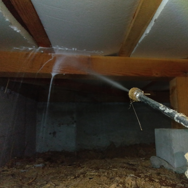 床下の木材に防蟻剤を散布する様子