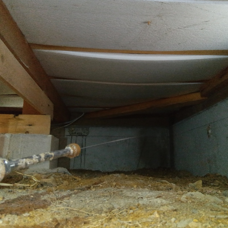 床下の基礎部分に防蟻剤を散布する様子