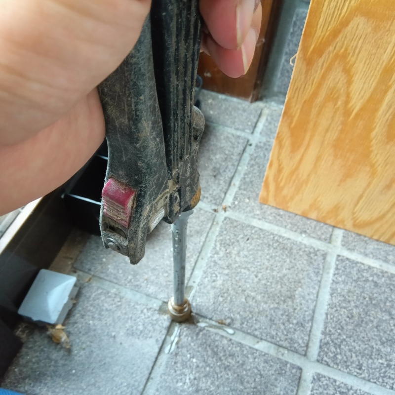 玄関の床に防蟻剤を注入する様子