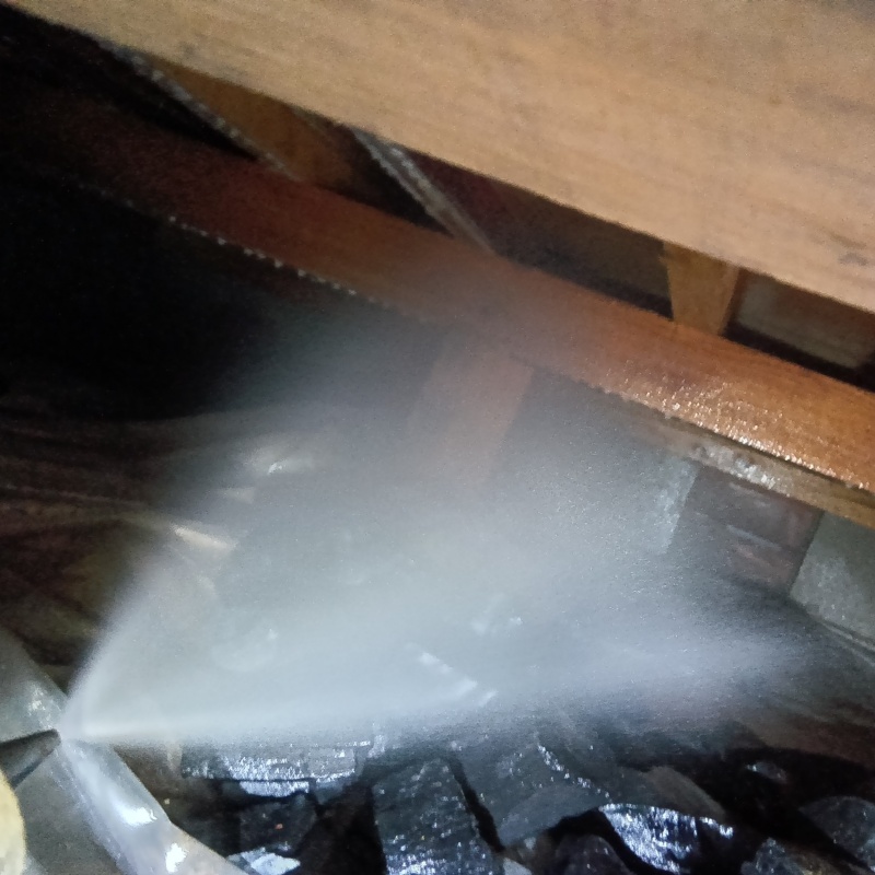 床下の木材にシロアリ駆除剤を散布する様子