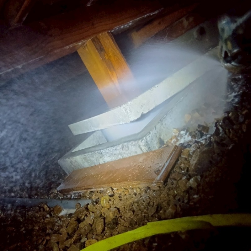 床下の基礎部分にシロアリ駆除剤を散布する様子