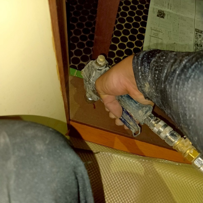 浴室の床にシロアリ駆除剤を注入する様子