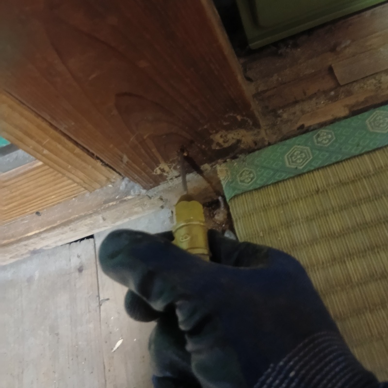 和室の柱にシロアリ駆除剤を注入する様子