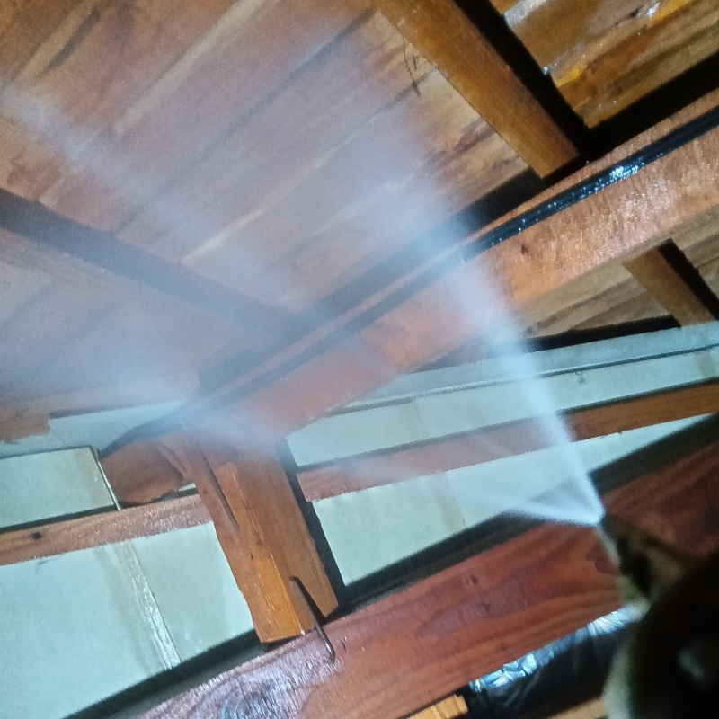 床下の木材にシロアリ駆除剤を散布する様子