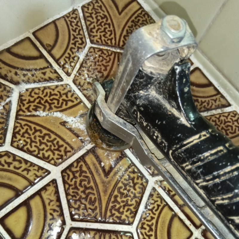 浴室の床にシロアリ駆除剤を注入する様子