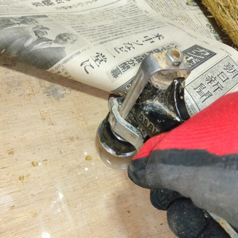 畳床にシロアリ駆除剤を注入する様子